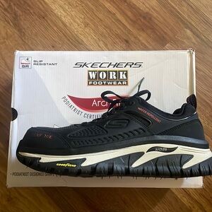 New never worn Skechers